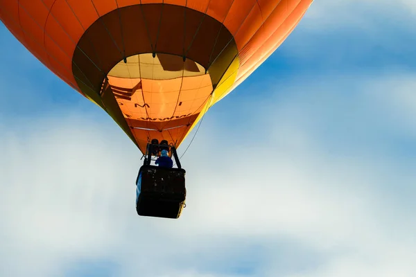 Parlak turuncu sıcak hava balonu — Stok fotoğraf