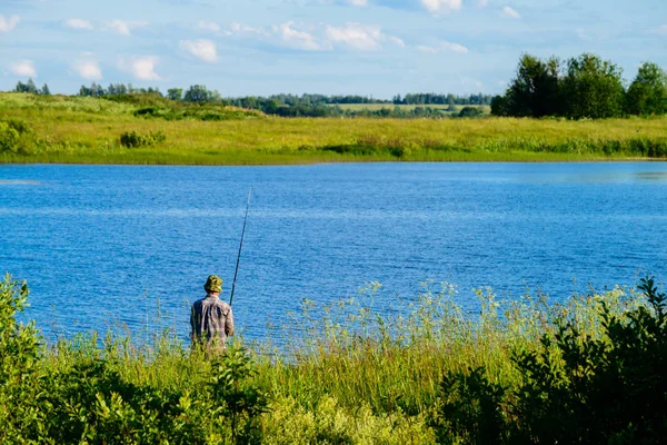 Unbekannter fischt auf dem See — Stockfoto