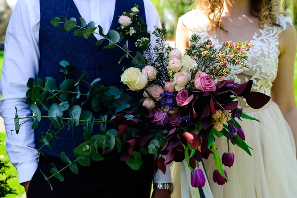 Unidentified young wedding couple. Stylish bride and groom stand — Stock Photo, Image