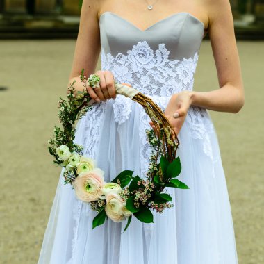 İnanılmaz nazik çiçek çelengi tutan tanımlanamayan Genç gelin. 