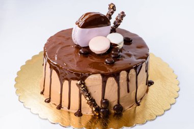 İştah açıcı şekerli tatlı. Marshmallow ile karanlık sır pasta ve 