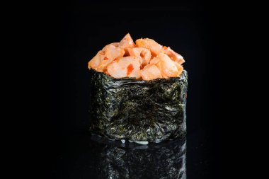 Japon mutfağı. İştah açıcı Gunkan baharatlı Sake rulo pilav ile s