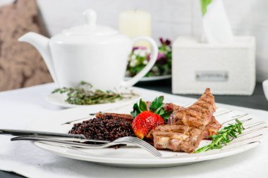 Bir restoranda iştah açıcı yemek: sulu kuzu kaburga orta rar