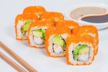İştah açıcı California suşi rulo pirinç, karides, avokado, c ile