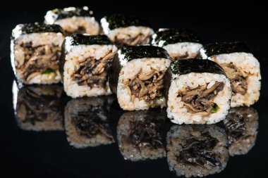 Japon mutfağı. İştah açıcı maki sushi pirinç ile mushroo rulo