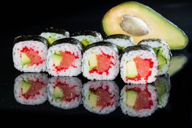 Lezzetli taze Sake avokado Maki sushi pirinç, avakado, tobiko ile bir