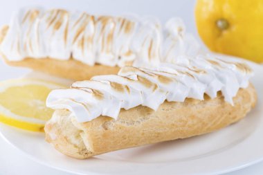 İştah açıcı şekerli tatlı. Pasta krema ile