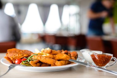 Farklı atıştırmalıklar ve beyaz bir tabak içinde bir resta soslar ile ayarlama