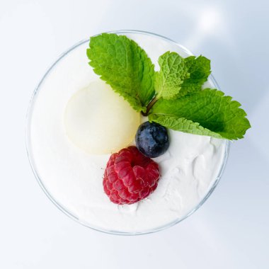 Lezzetli tatlı tatlı çilek ve aydınlık bir cama nane ile