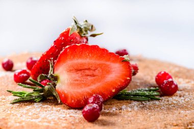 Yakın çekim çilek lezzetli tatlı pasta üzerinde