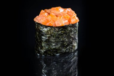 Japon mutfağı. İştah açıcı Gunkan baharatlı Sake rulo pilav ile s