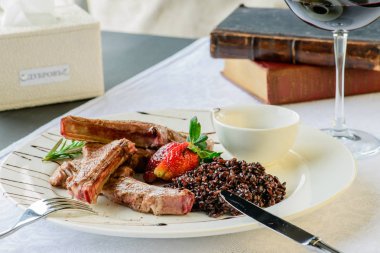 Bir restoranda iştah açıcı yemek: sulu kuzu kaburga orta rar