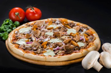 Mozzarella peyniri, sığır eti, champigon, p leziz sıcak mantar Pizza