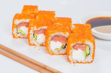 Pirinç, krem peynir, somon ve cucumb ile lezzetli suşi rulo