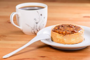 İştah açıcı tatlı sır kek ve kahve ahşap t