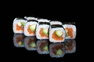 Lezzetli taze Sake avokado Maki sushi pirinç, avokado ve salmo