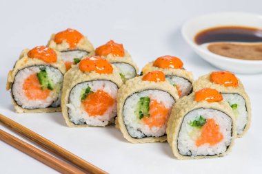 Japon mutfağı. İştah açıcı set maki sushi pirinç ile rulo, 