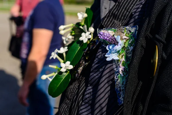 Jour du mariage. Beau marié créatif boutonnière sur le costume de — Photo