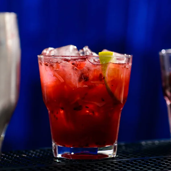 Cocktail in the rocks glass at the bar counter — Stock Photo, Image