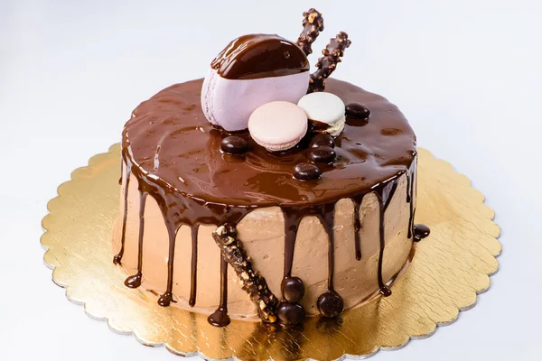 Appetizing sweet dessert. Dark glaze cake with marshmallows and — Stock Photo, Image