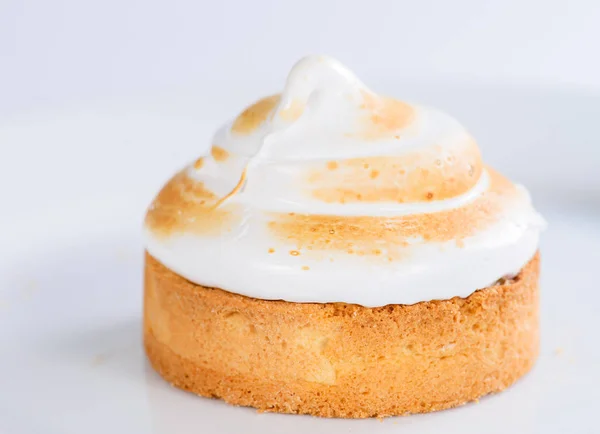 Νόστιμο γλυκό επιδόρπιο. Λευκό υάλωμα cupcake με κρέμα στο ηλεκτρικό — Φωτογραφία Αρχείου