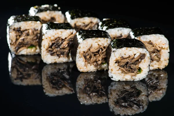 Japon mutfağı. İştah açıcı maki sushi pirinç ile mushroo rulo