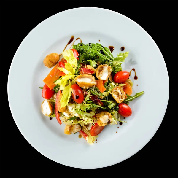 Comida italiana. Deliciosa salada com mussarela de queijo e t fresco — Fotografia de Stock