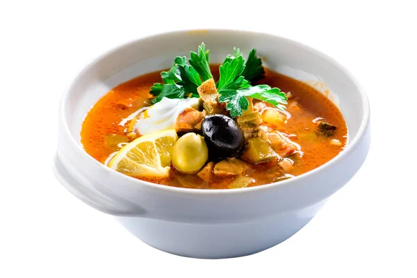 Deliziosa zuppa di salgemma Solyanka con limone, carne — Foto Stock