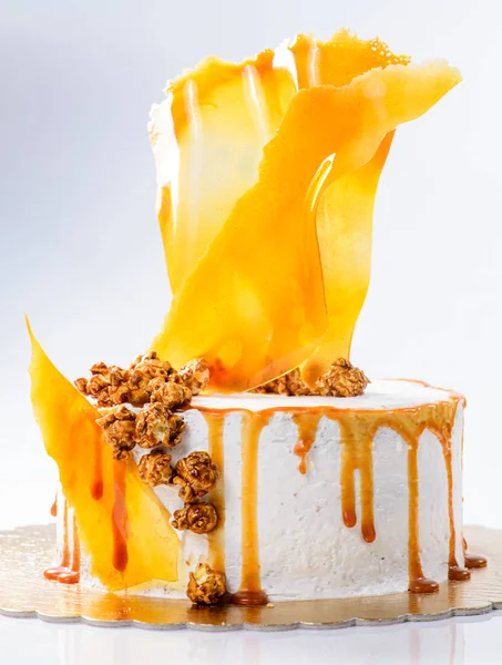 İştah açıcı şekerli tatlı. Reçel ve ceviz o pastayla beyaz sır