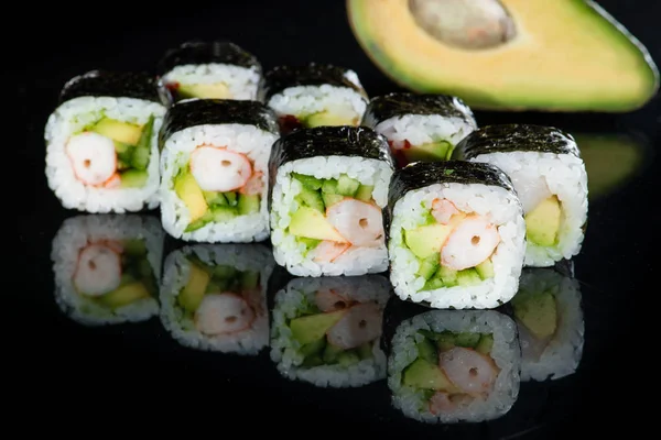 Japon mutfağı. İştah açıcı maki sushi pirinç ile avokado rulo