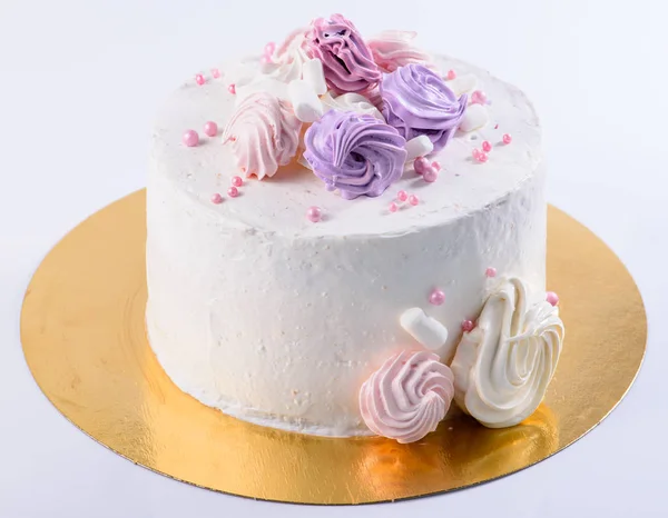 Sobremesa doce apetitosa. Bolo de esmalte branco com rosas creme em l — Fotografia de Stock