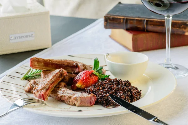 Bir restoranda iştah açıcı yemek: sulu kuzu kaburga orta rar