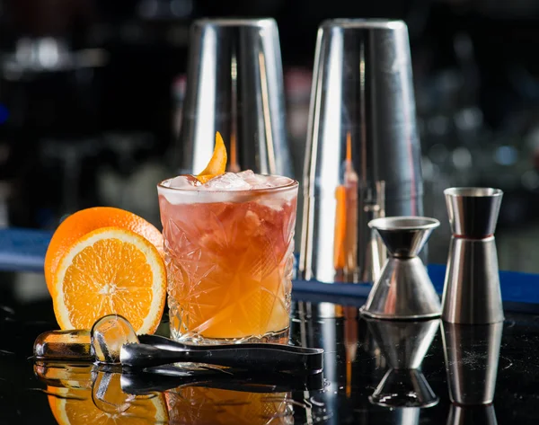 Färska cocktail med orange och is. Alkoholiserad, alkoholfria dri — Stockfoto