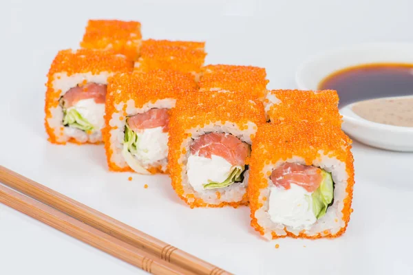 Pirinç, krem peynir, somon ve cucumb ile lezzetli suşi rulo