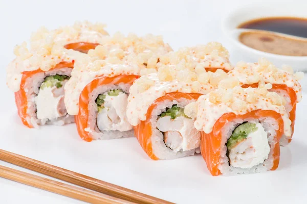İştah açıcı maki sushi pirinç ile somon, ton balığı ve sos üzerinde rulo