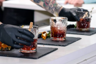 Adam üç klasik alkollü Godfather kokteyl hazırlama, olur