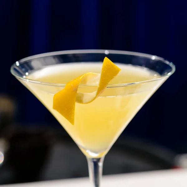 Gros plan sur cocktail d'agrumes en verre de martini, dof peu profond — Photo