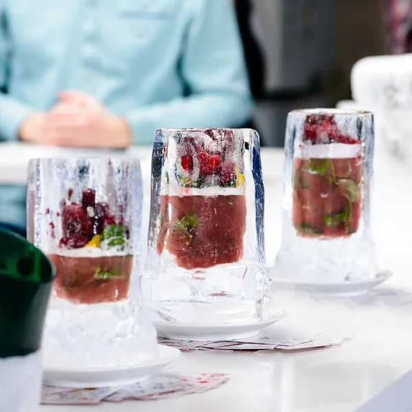 Bogyós gyümölcsök smoothie egy jég szemüveg a számláló, sekély d bar — Stock Fotó