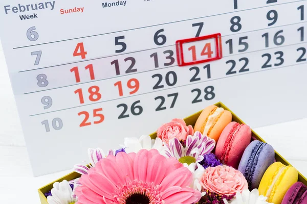 Tarjeta de San Valentín. Caja con hermosas flores de colores y mac —  Fotos de Stock