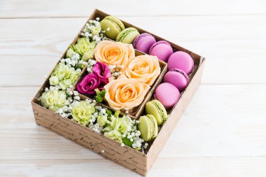 hediye kutusu çiçek ve acıbadem kurabiyesi