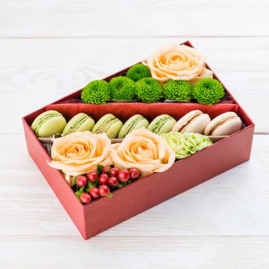 hediye kutusu çiçek ve acıbadem kurabiyesi