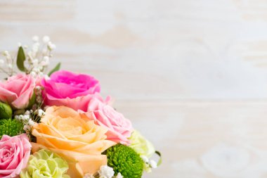 Ahşap arkaplanda çiçek düzenleme