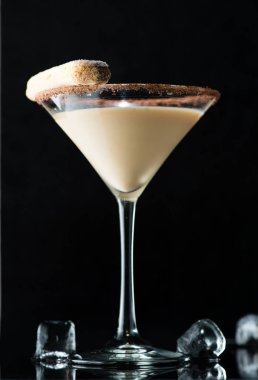 yansıması ile karanlık bir arka plan üzerinde alkollü kokteyl