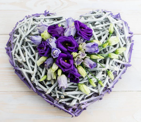 Mor çiçek çiçek kalp — Stok fotoğraf