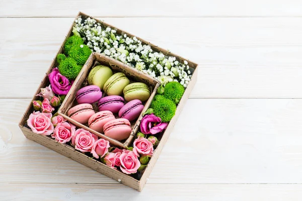 Geschenkbox mit Makronen und Blume — Stockfoto