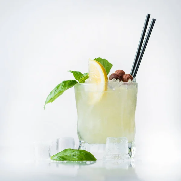 Koktajl z alkoholu, wapno i bazylią — Zdjęcie stockowe
