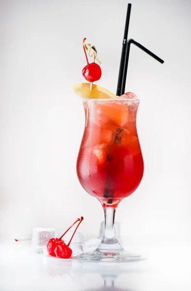 Cocktailkaart tegen een lichte achtergrond — Stockfoto