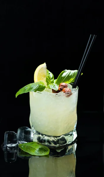 Алкогольный коктейль на тёмном фоне с отражением — стоковое фото