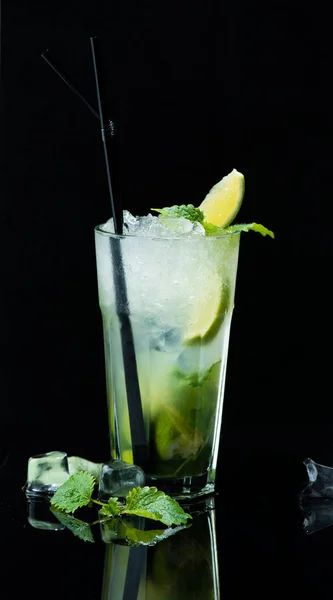 Alkoholischer Cocktail auf dunklem Hintergrund mit Reflexion — Stockfoto