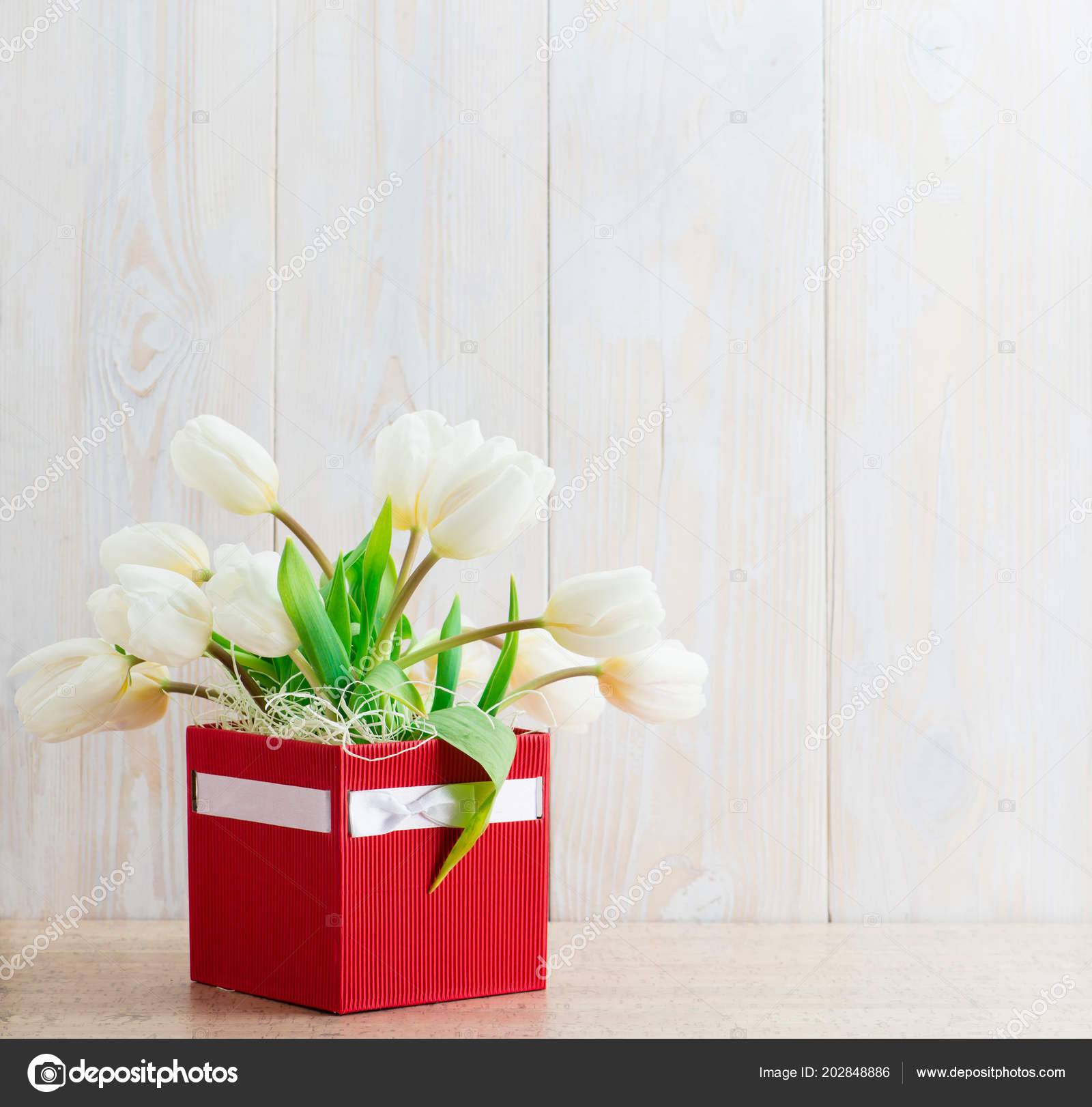 Bílé tulipány v krabici — Stock Fotografie © smspsy #202848886